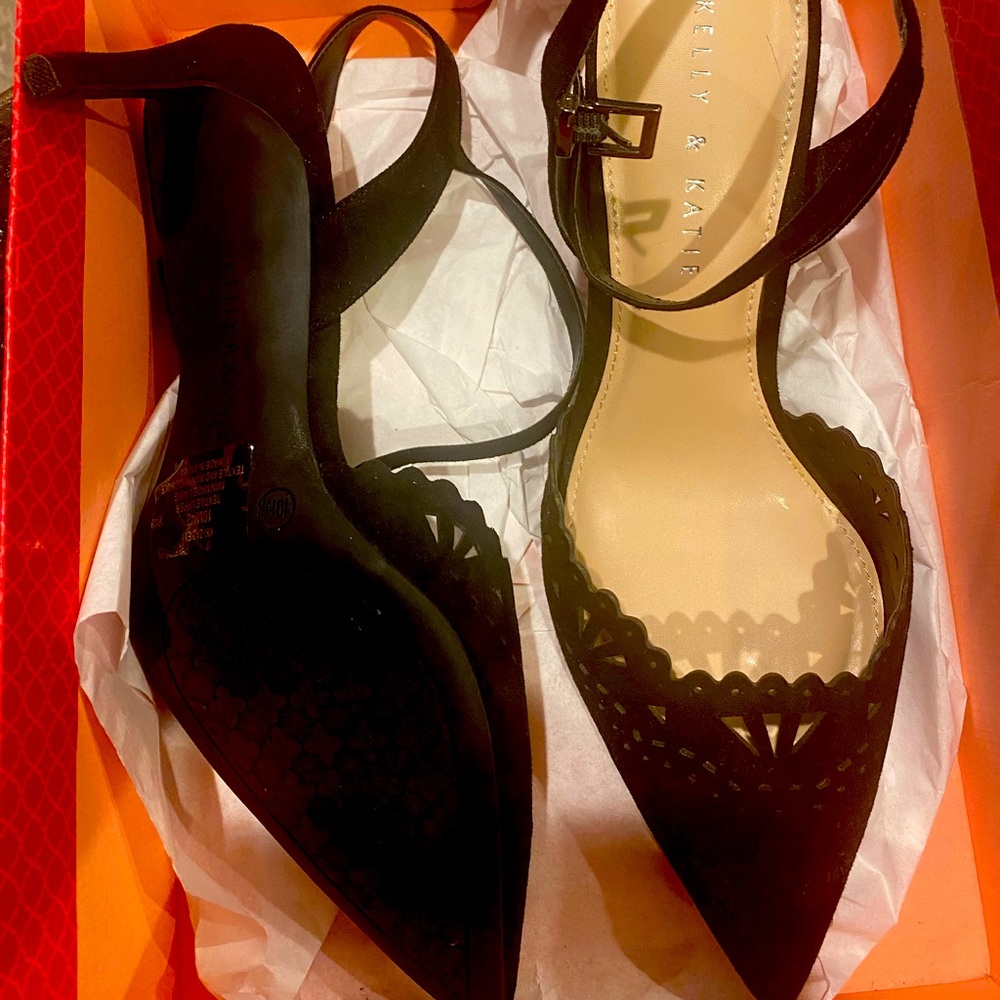 Kelly and Katie Zabell pump in black